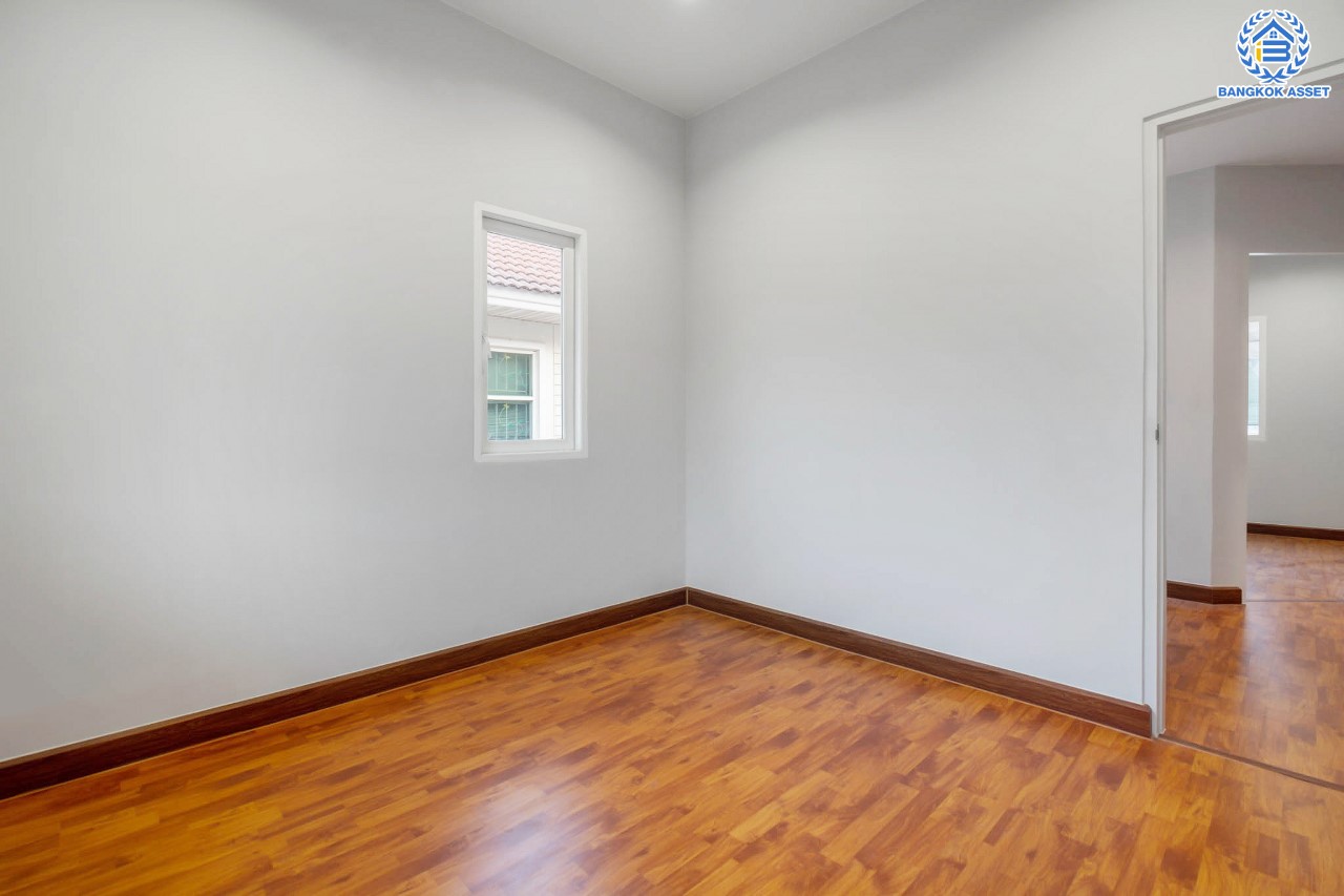 บ้านมือสองตกแต่งใหม่ แบรนด์ Property Perfect ม.เดอะวิลล่า ราชพฤกษ์-ท่าอิฐ บ้านแฝดฟังก์ชันระดับบ้านเดี่ยว เนื้อที่ 38.4 ตร.ว. โซนติดสวนสาธารณะ สัมผัสบรรยากาศผ่อนคลาย ฟังก์ชัน 3 ห้องนอน 2 ห้องน้ำ 1 ห้องอเนกประสงค์ขนาดใหญ่ชั้นล่าง จอดรถได้ 2 คัน บนทำเลเชื่อมต่อทั้งถ.รัตนาธิเบศร์ และถ.ราชพฤกษ์ และเพียง 10 นาทีถึงรถไฟฟ้า "สถานีบางรักน้อยท่าอิฐ"